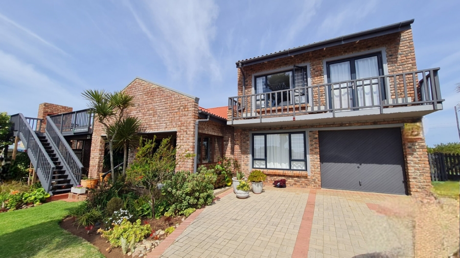 4 Bedroom Property for Sale in Boggomsbaai Western Cape